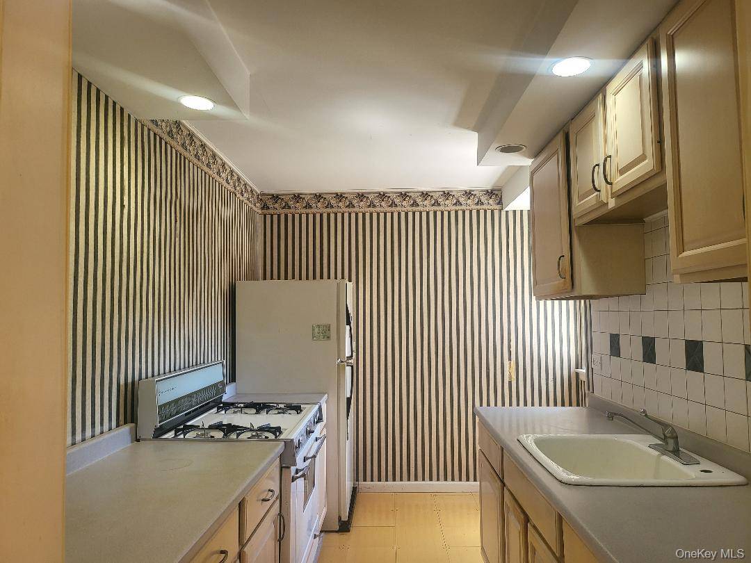 87-56 Francis Lewis BLVD #B62, Queens Village, NY 11427