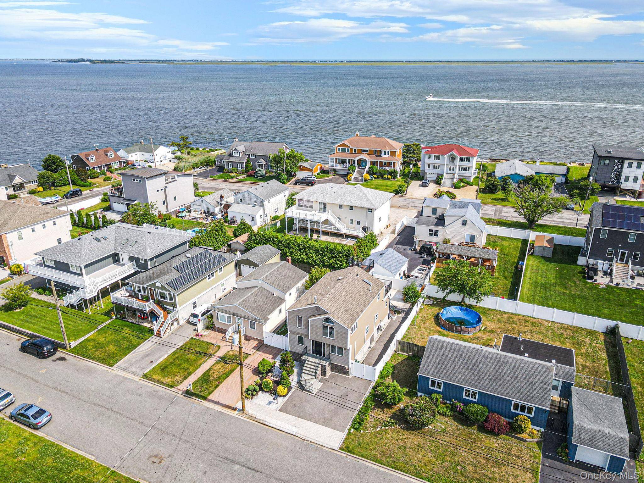 25 E Seacrest AVE, Lindenhurst, NY 11757