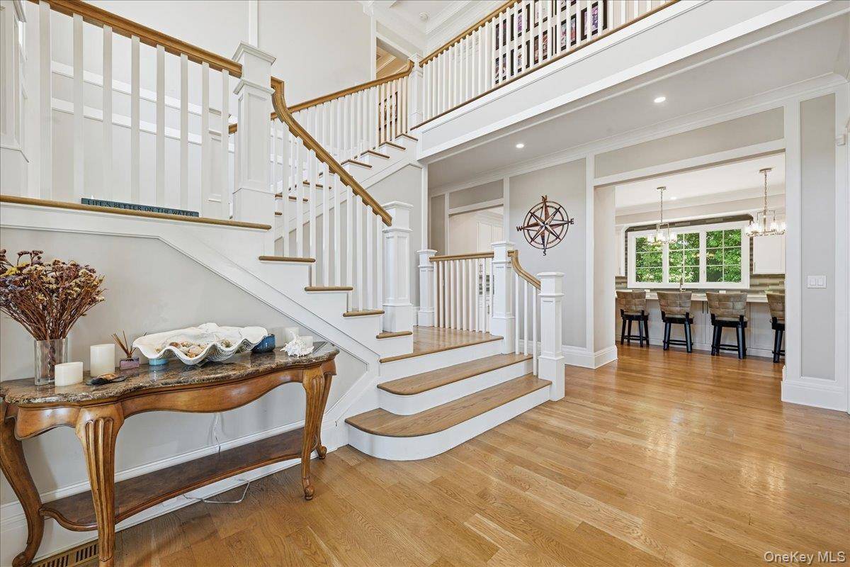 7 Preston LN, East Setauket, NY 11733