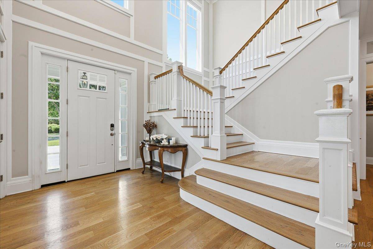 7 Preston LN, East Setauket, NY 11733
