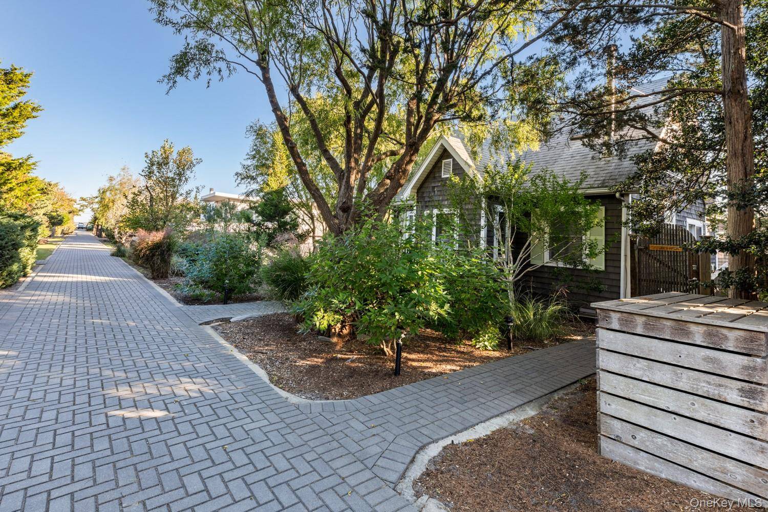 38 Homesite AVE, Seaview, NY 11770