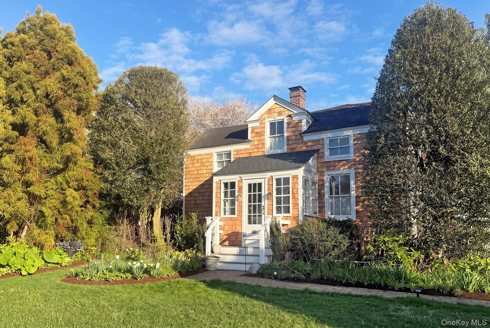 28 Bowden SQ, Southampton, NY 11968