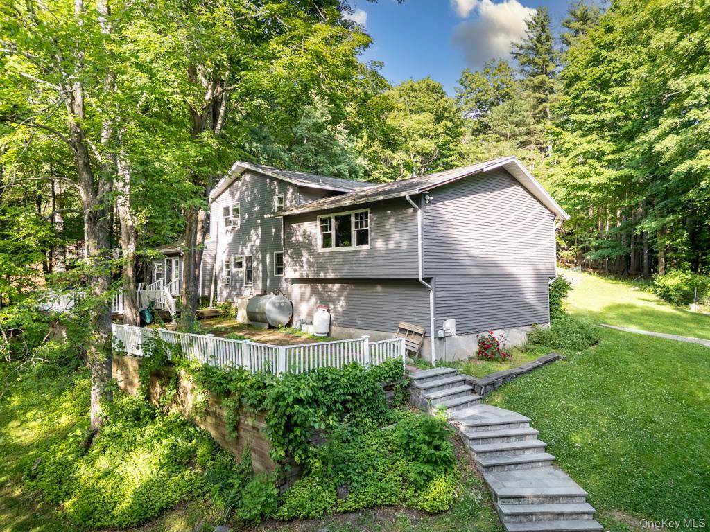 14 Englewood TER, Mahopac, NY 10541