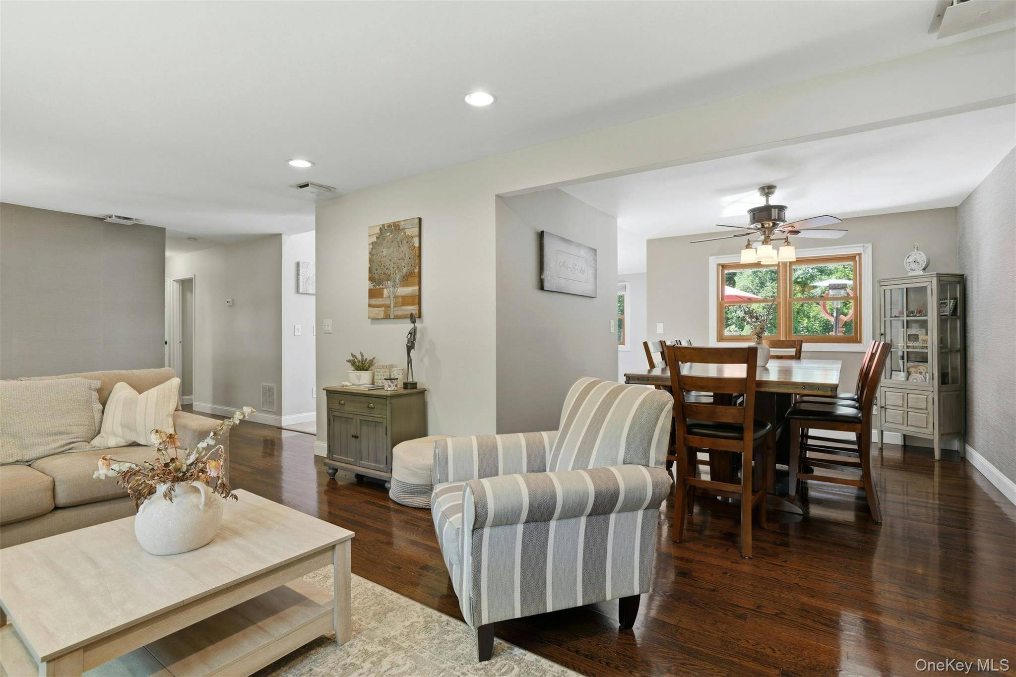 5 Pine Hill LN, Dix Hills, NY 11746