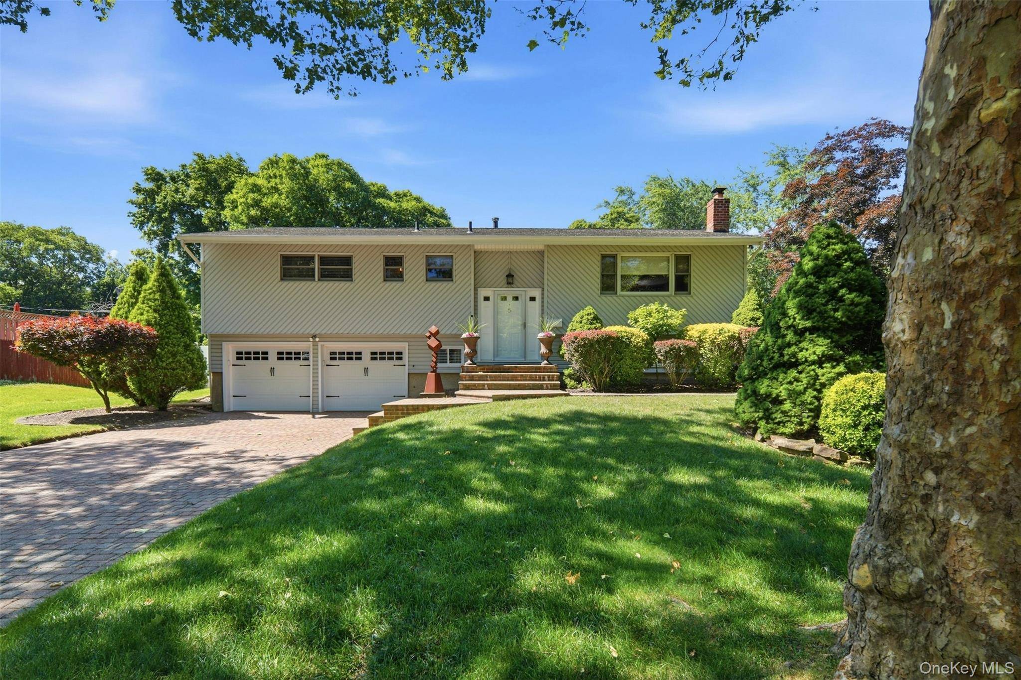 5 Pine Hill LN, Dix Hills, NY 11746
