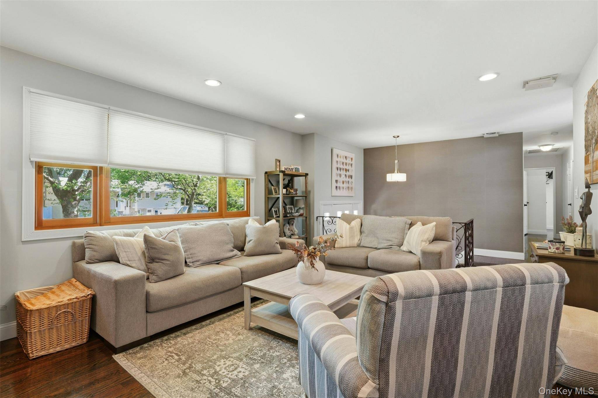5 Pine Hill LN, Dix Hills, NY 11746