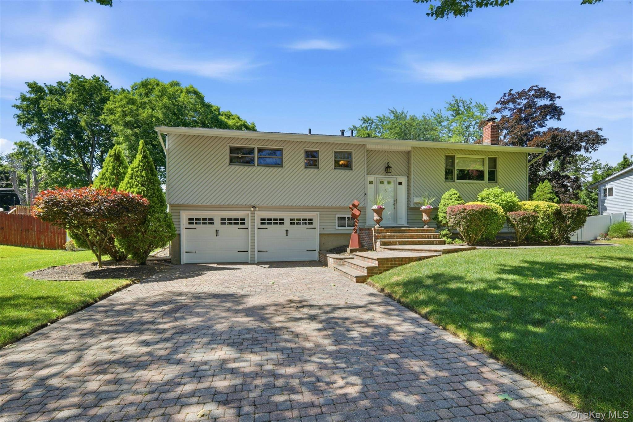 5 Pine Hill LN, Dix Hills, NY 11746