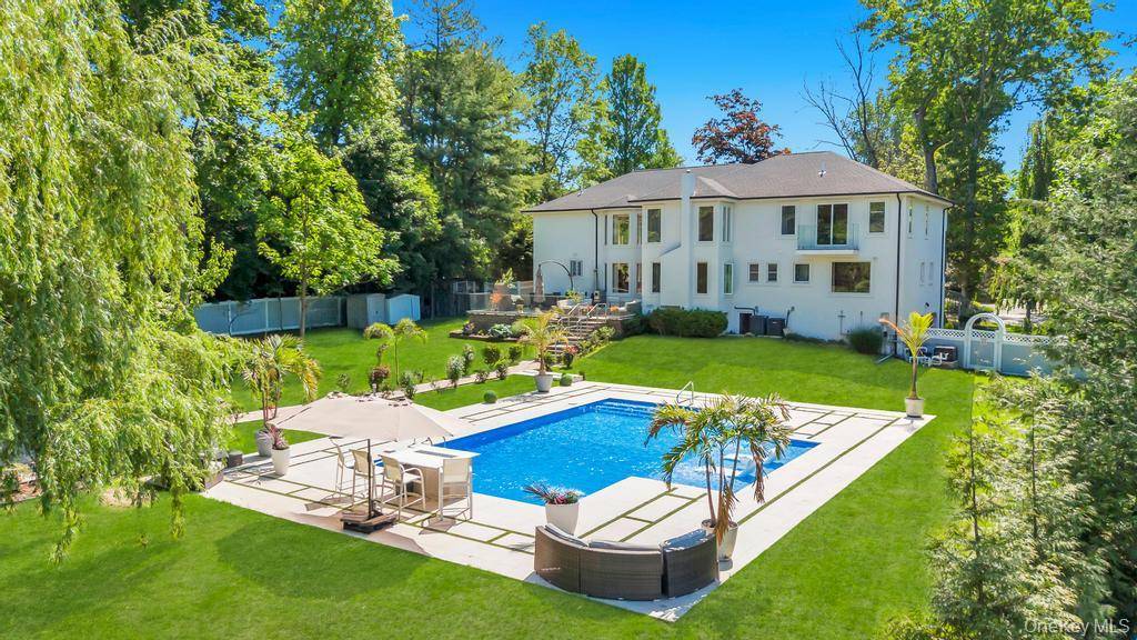 37 Wilmington DR, Melville, NY 11747