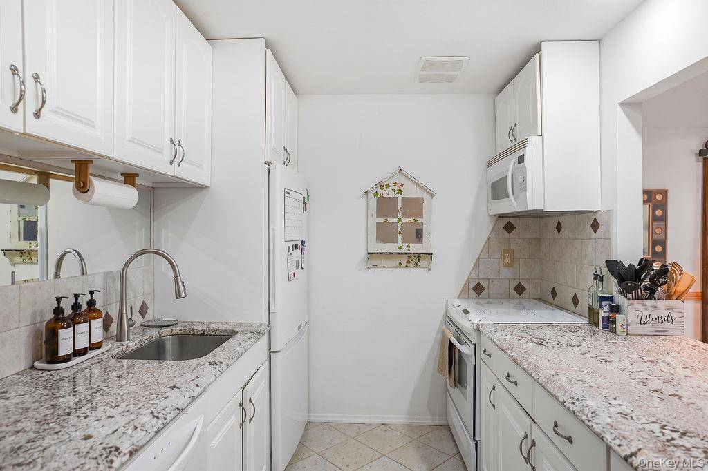 54 Richmond BLVD #4B, Ronkonkoma, NY 11779