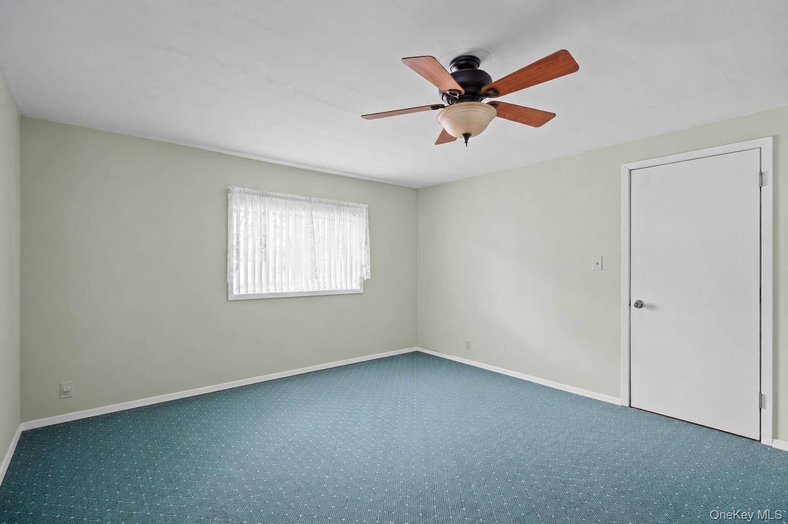 830 N Broome AVE, Lindenhurst, NY 11757