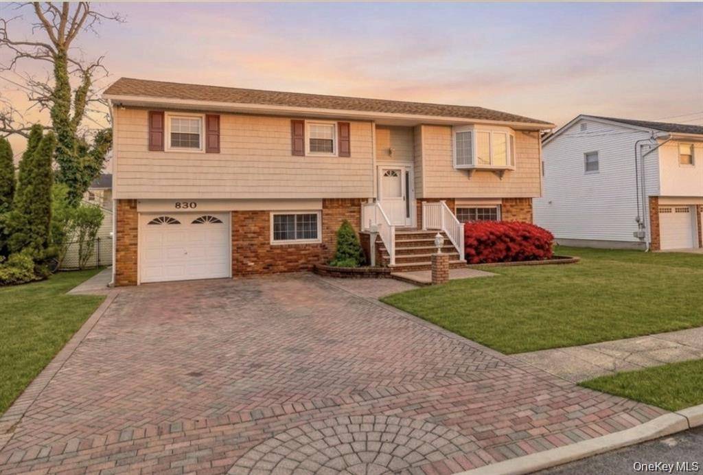 830 N Broome AVE, Lindenhurst, NY 11757