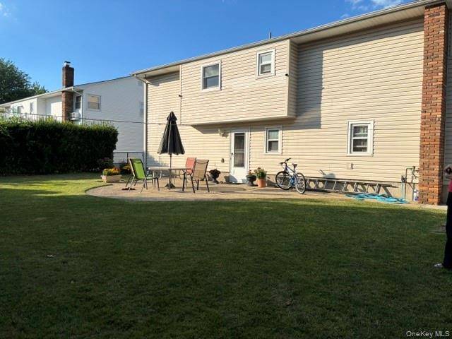 830 N Broome AVE, Lindenhurst, NY 11757