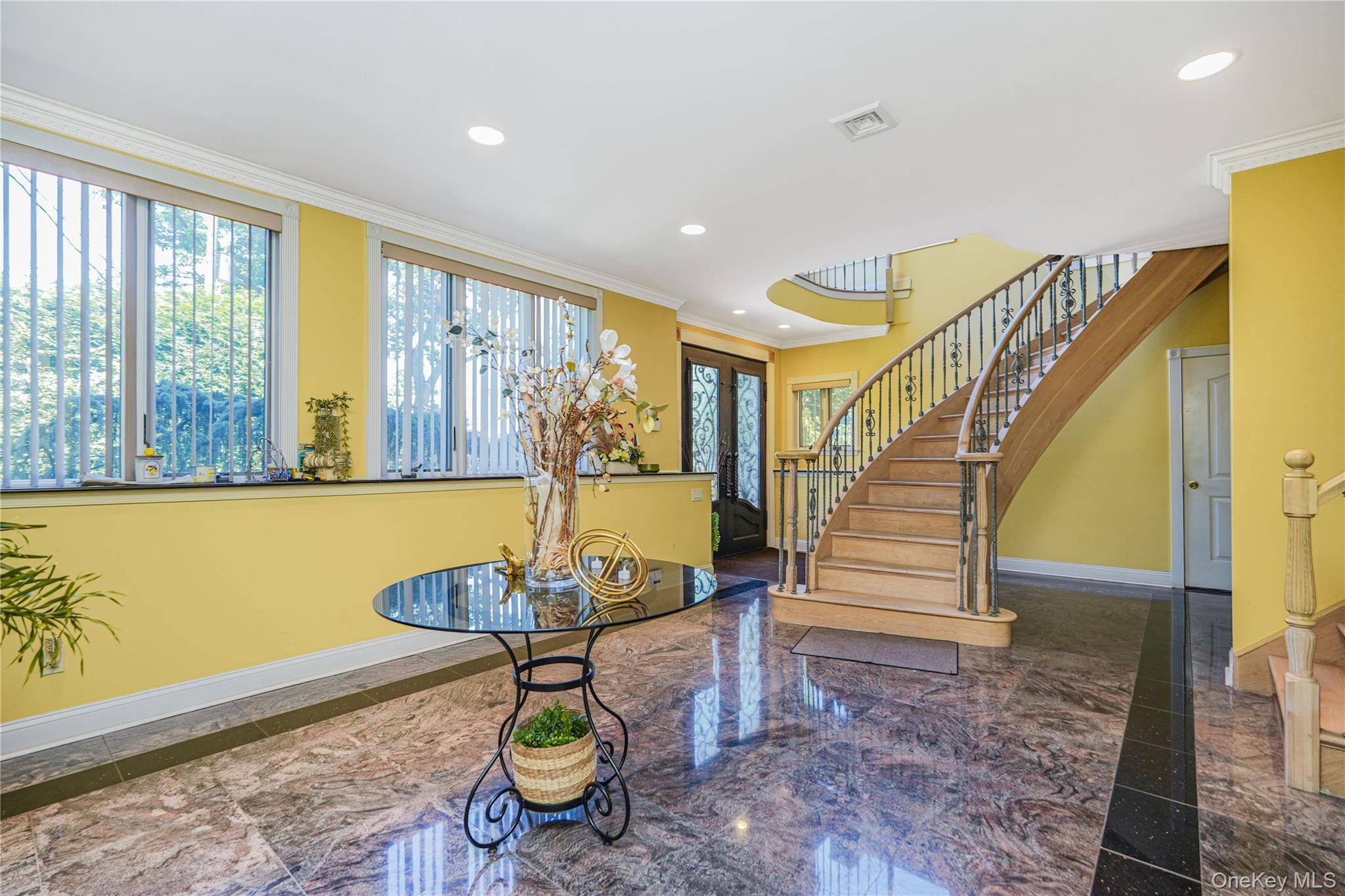 16 Diana TRL, Staten Island, NY 10304