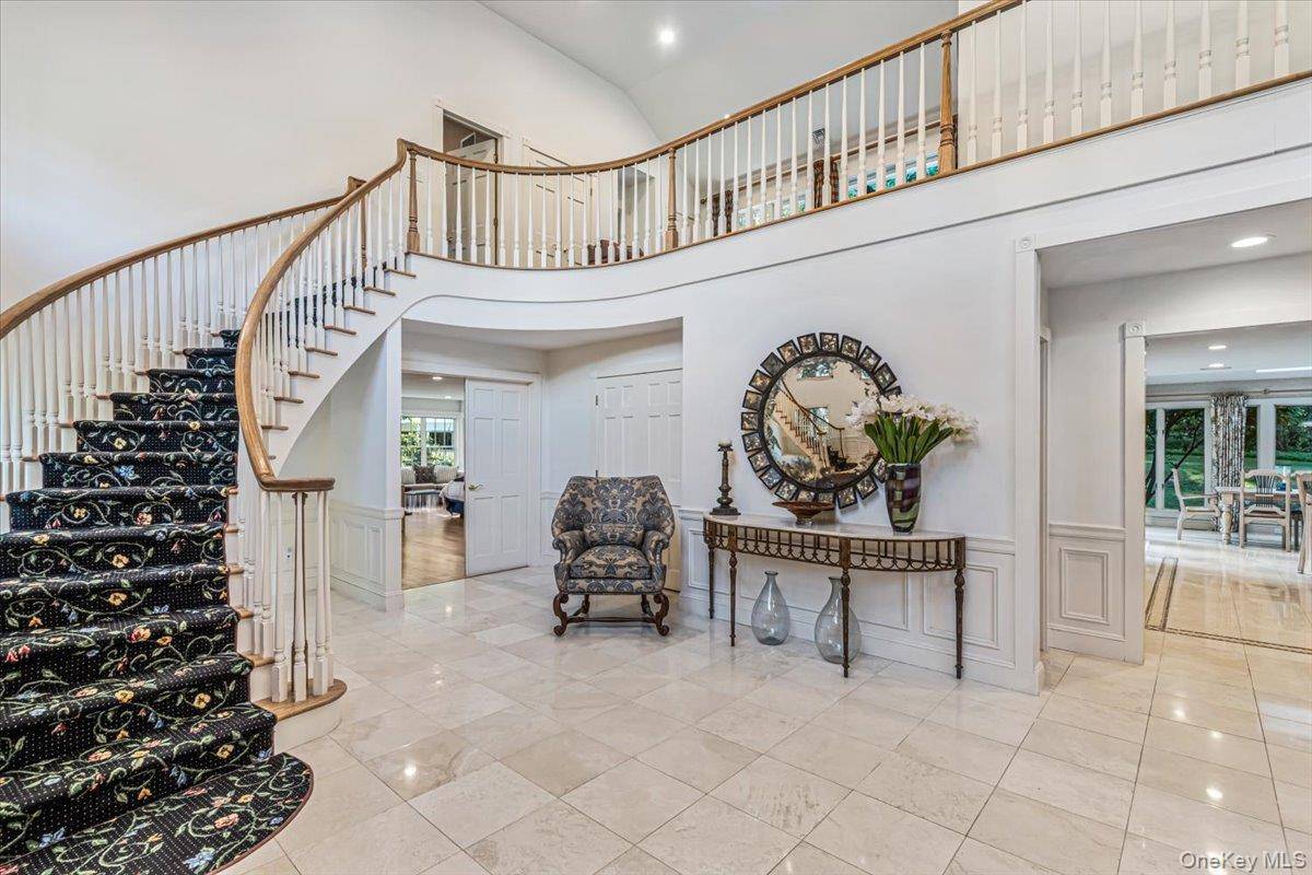 11 Wenwood DR, Brookville, NY 11545