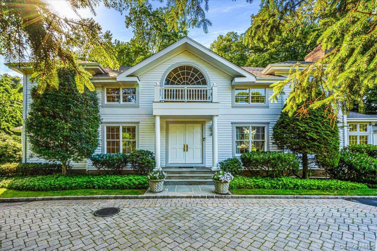11 Wenwood DR, Brookville, NY 11545