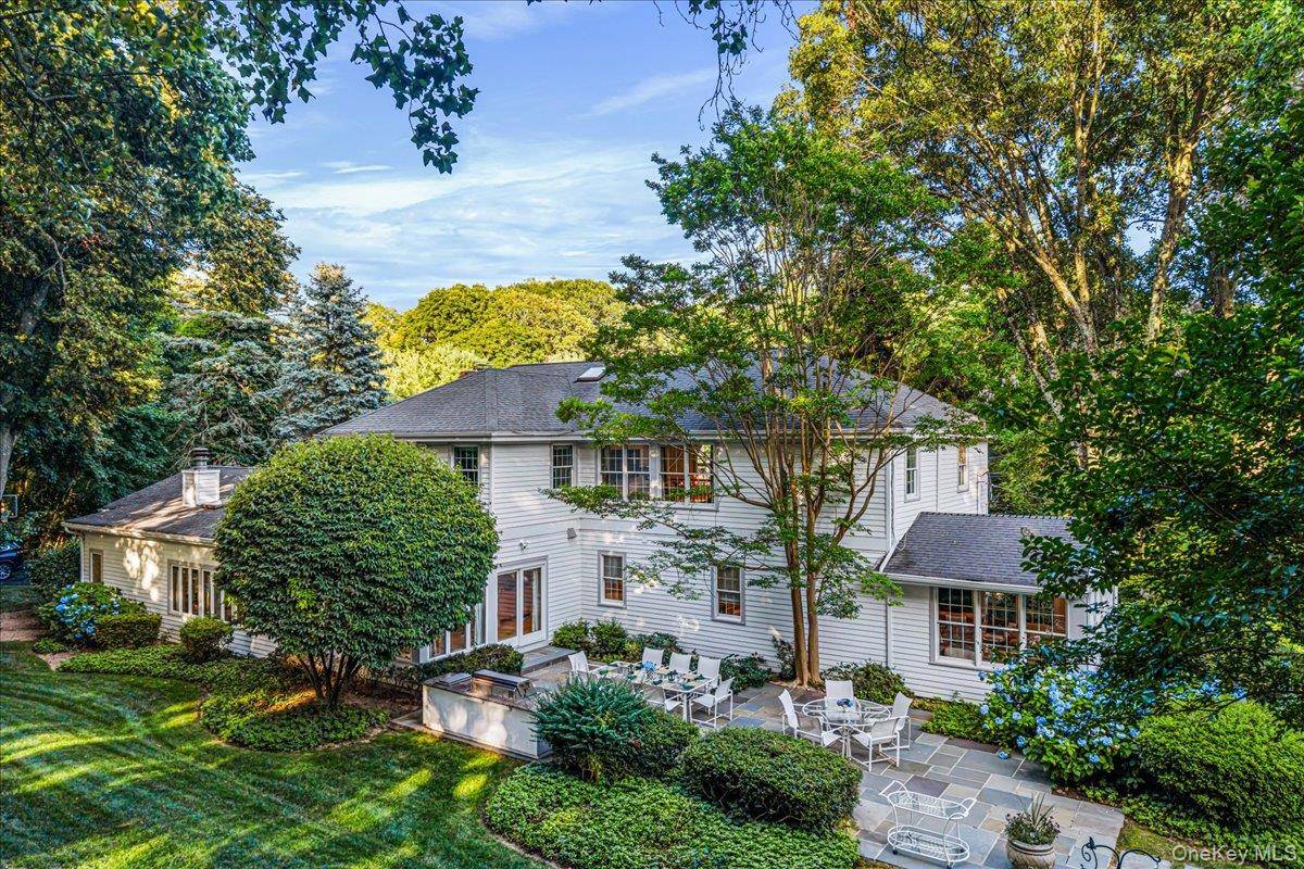 11 Wenwood DR, Brookville, NY 11545