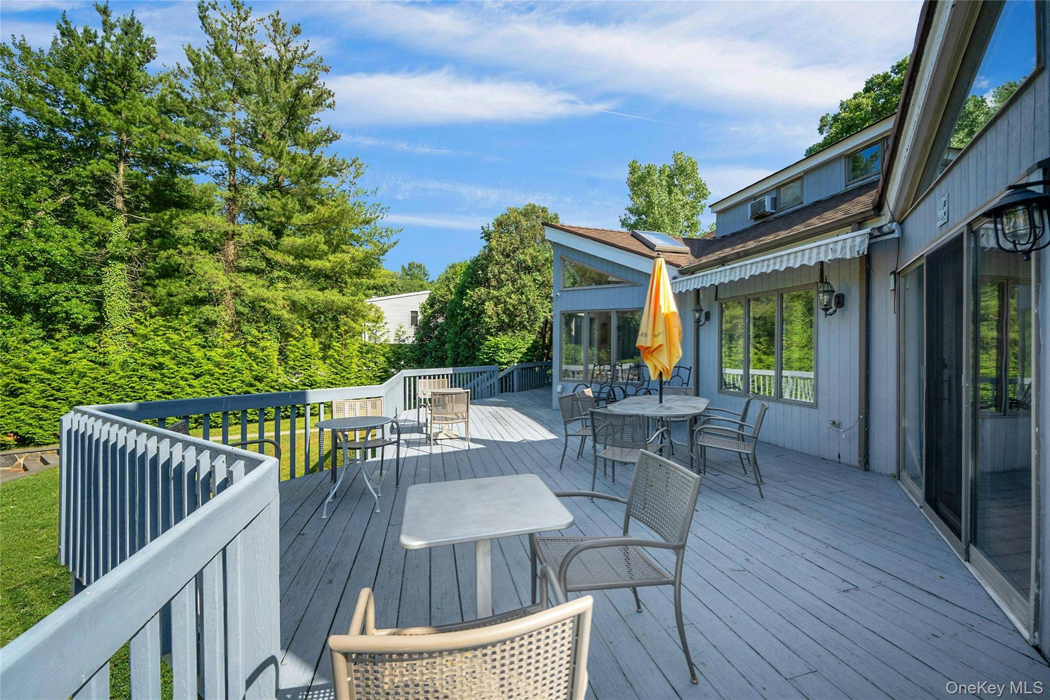 2 Meadowwood LN, Rye, NY 10580