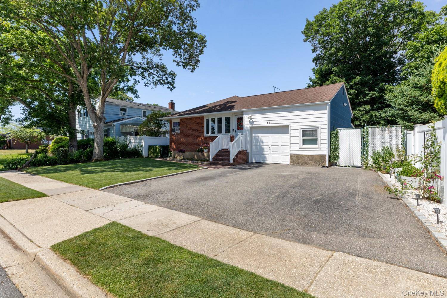 54 Oak ST, Farmingdale, NY 11735