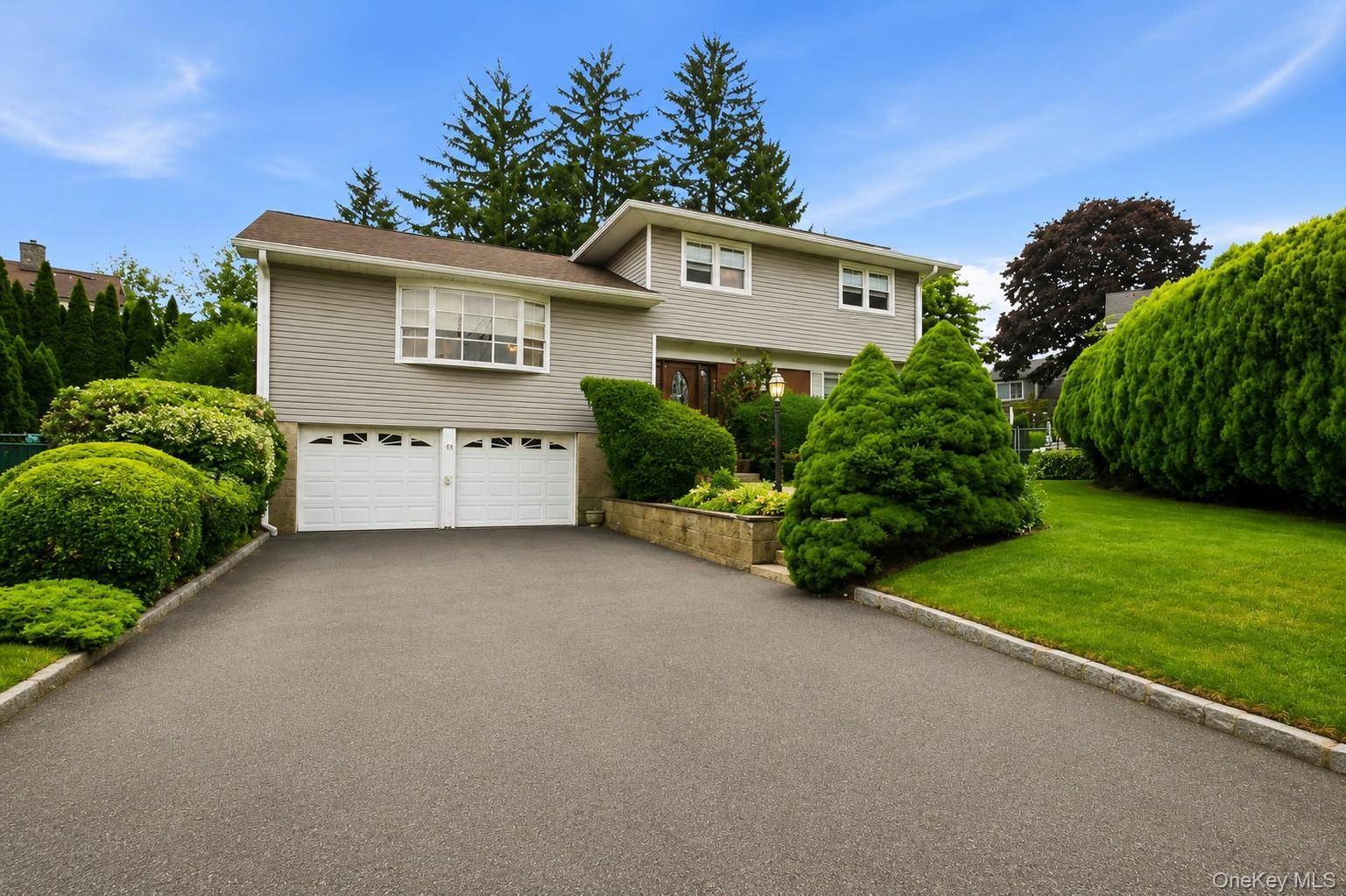 16 Baldwin LN, Scarsdale, NY 10583