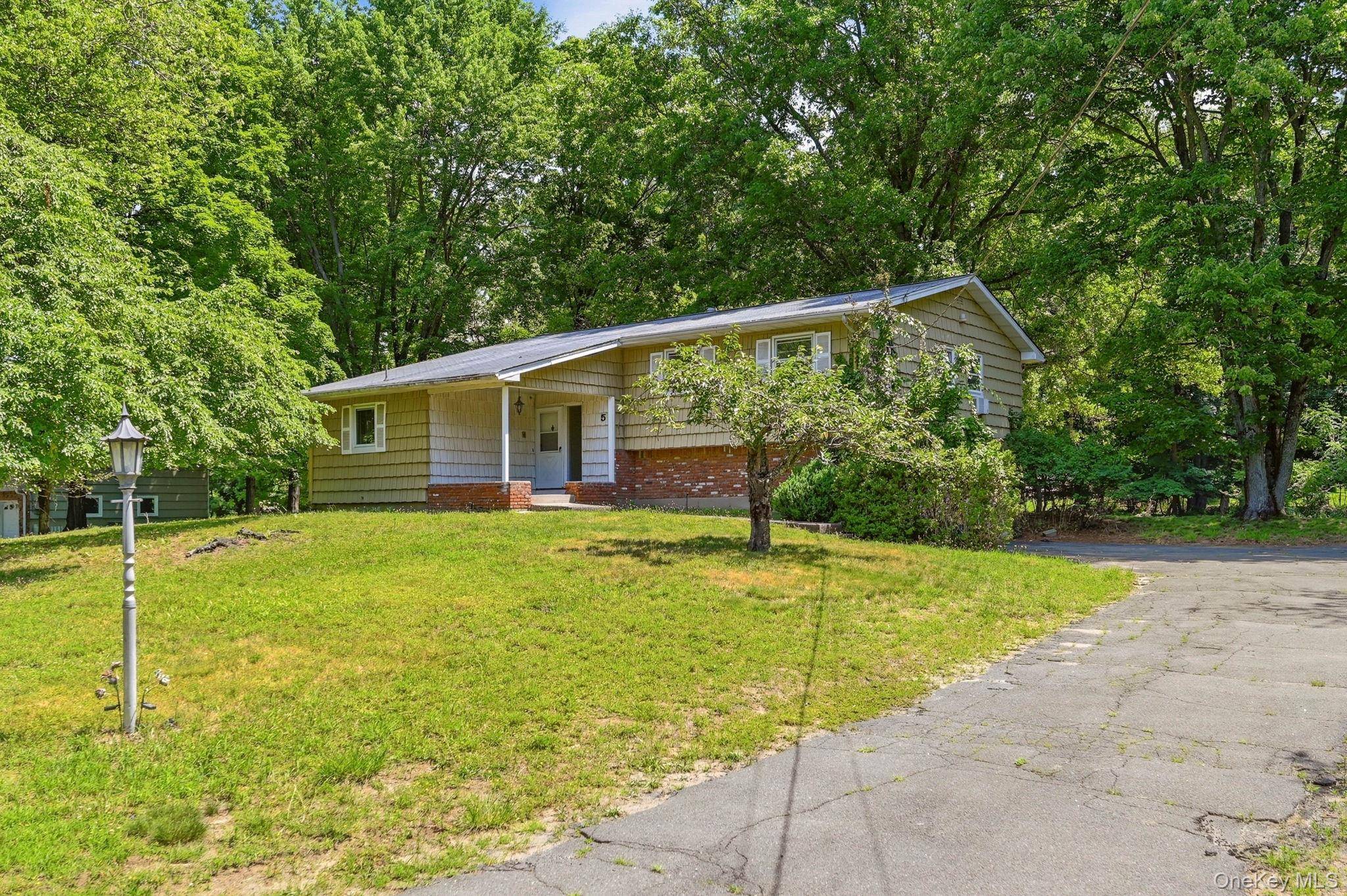 5 Flamingo LN, Spring Valley, NY 10977