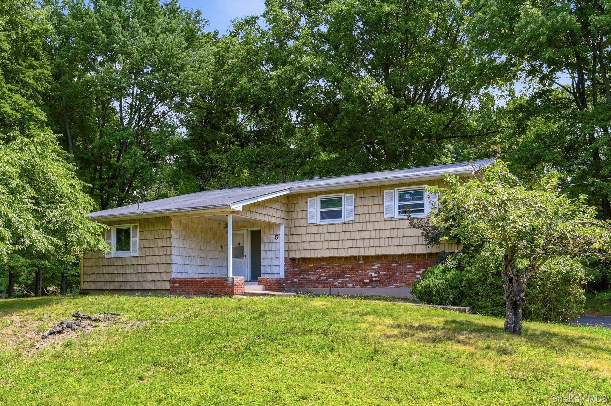 5 Flamingo LN, Spring Valley, NY 10977