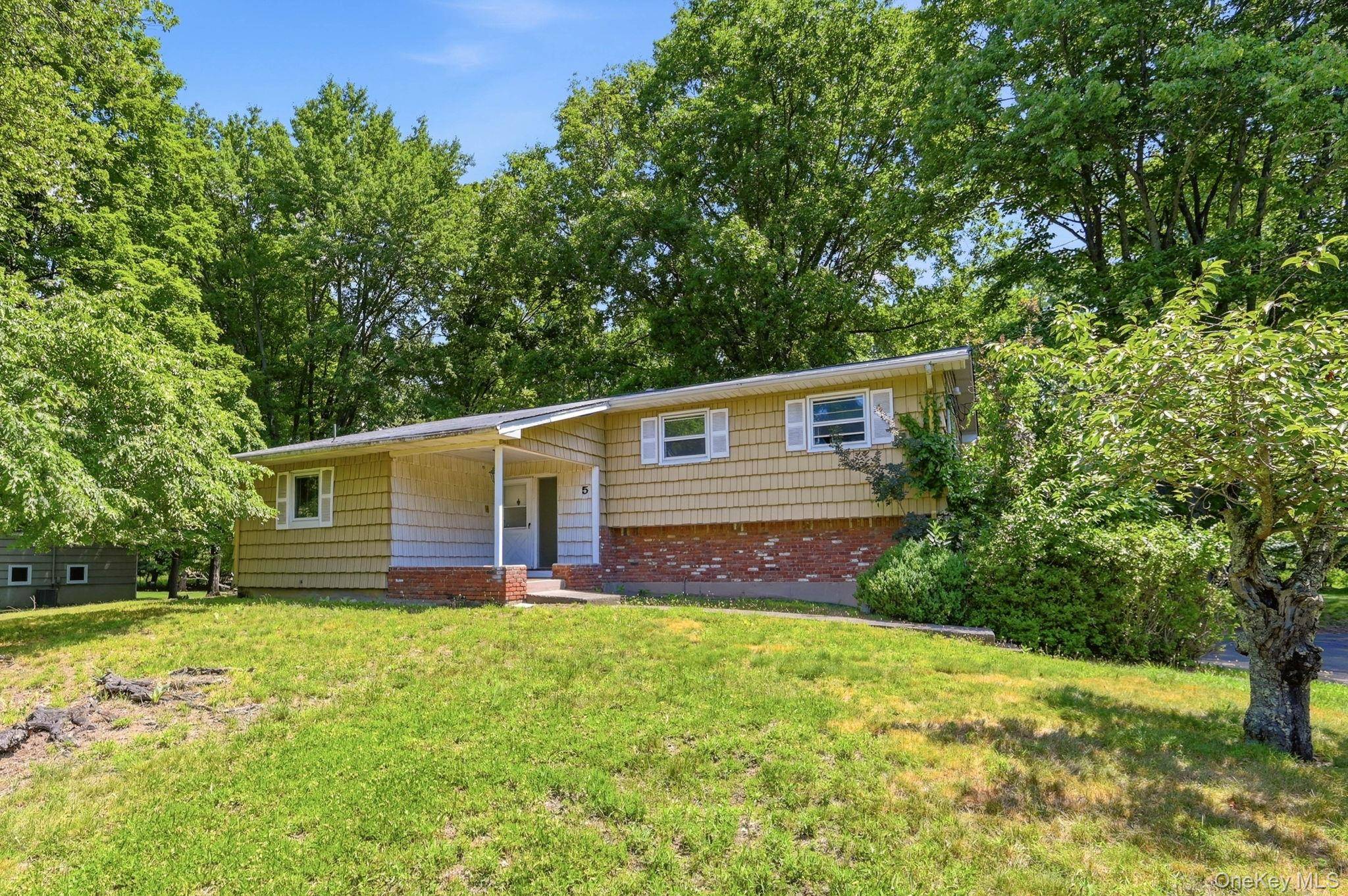 5 Flamingo LN, Spring Valley, NY 10977