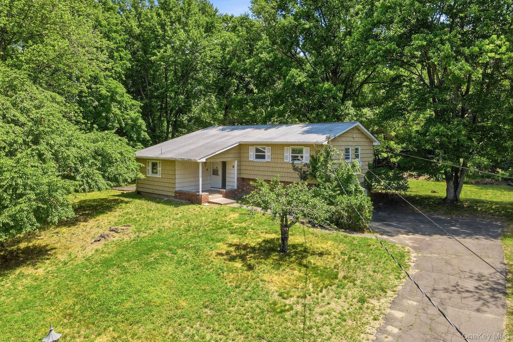 5 Flamingo LN, Spring Valley, NY 10977