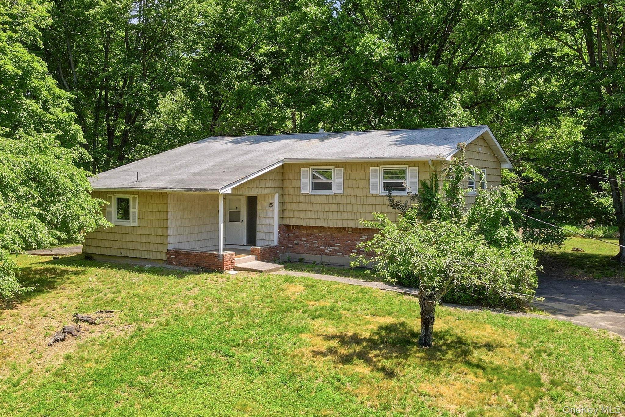 5 Flamingo LN, Spring Valley, NY 10977
