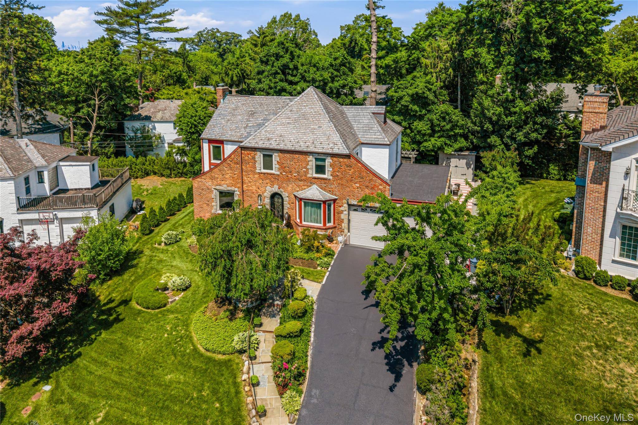 36 Strathmore RD, Great Neck, NY 11023
