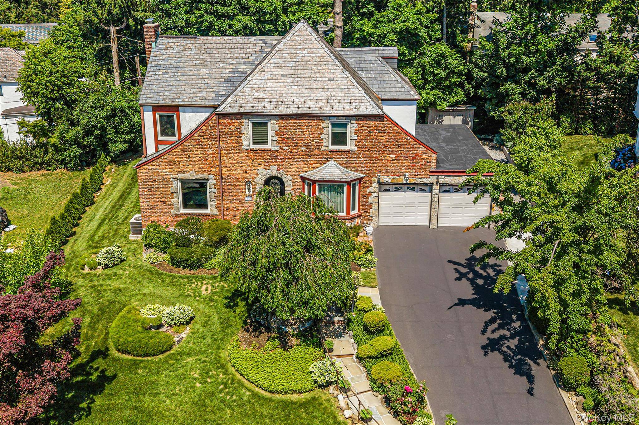 36 Strathmore RD, Great Neck, NY 11023