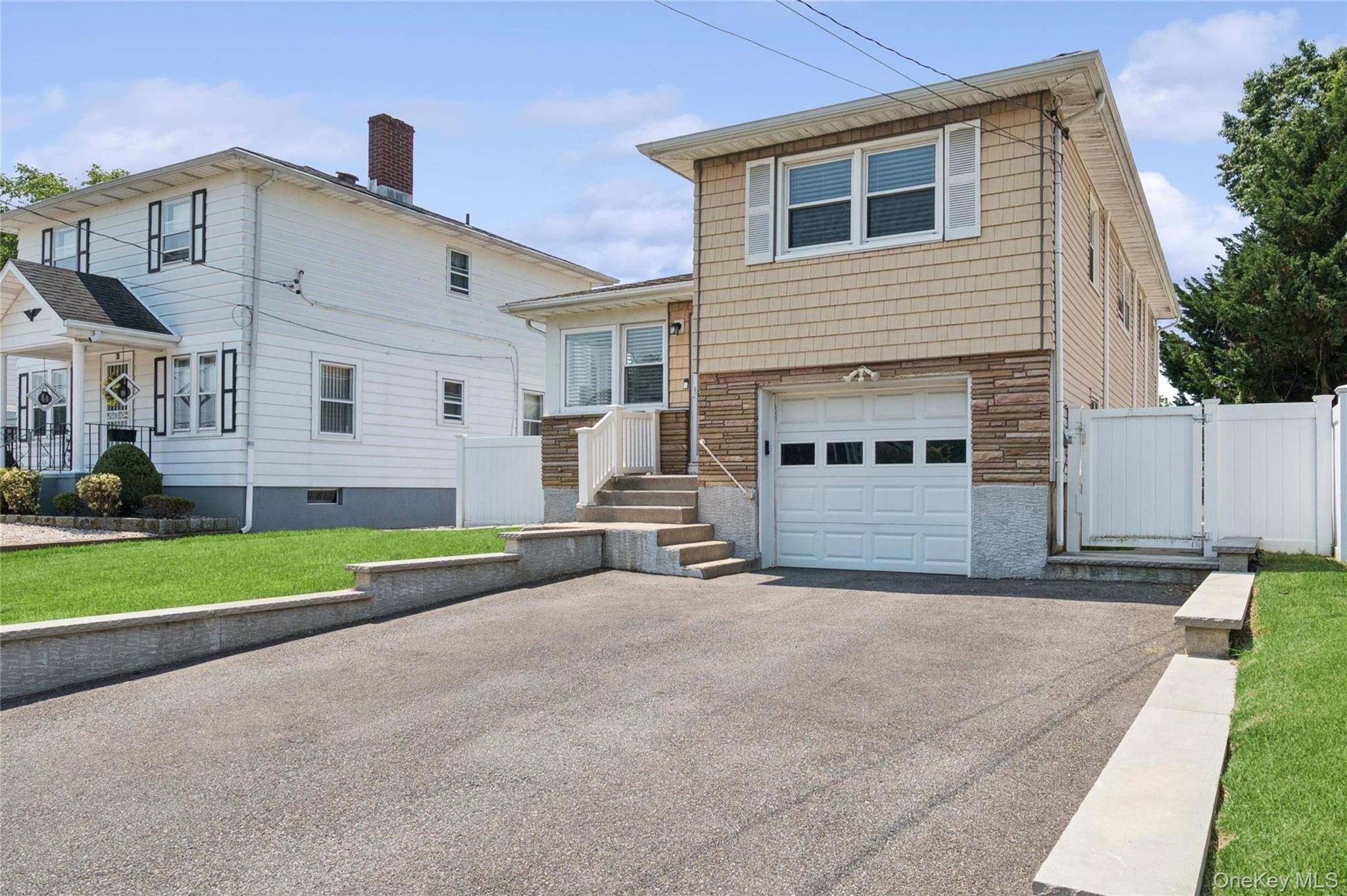 83 Scarcliffe DR, Malverne, NY 11565