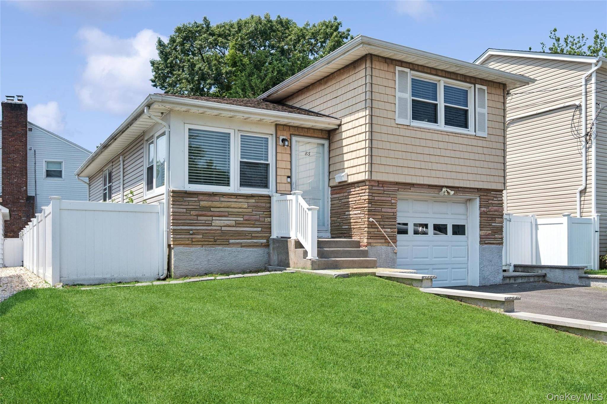 83 Scarcliffe DR, Malverne, NY 11565