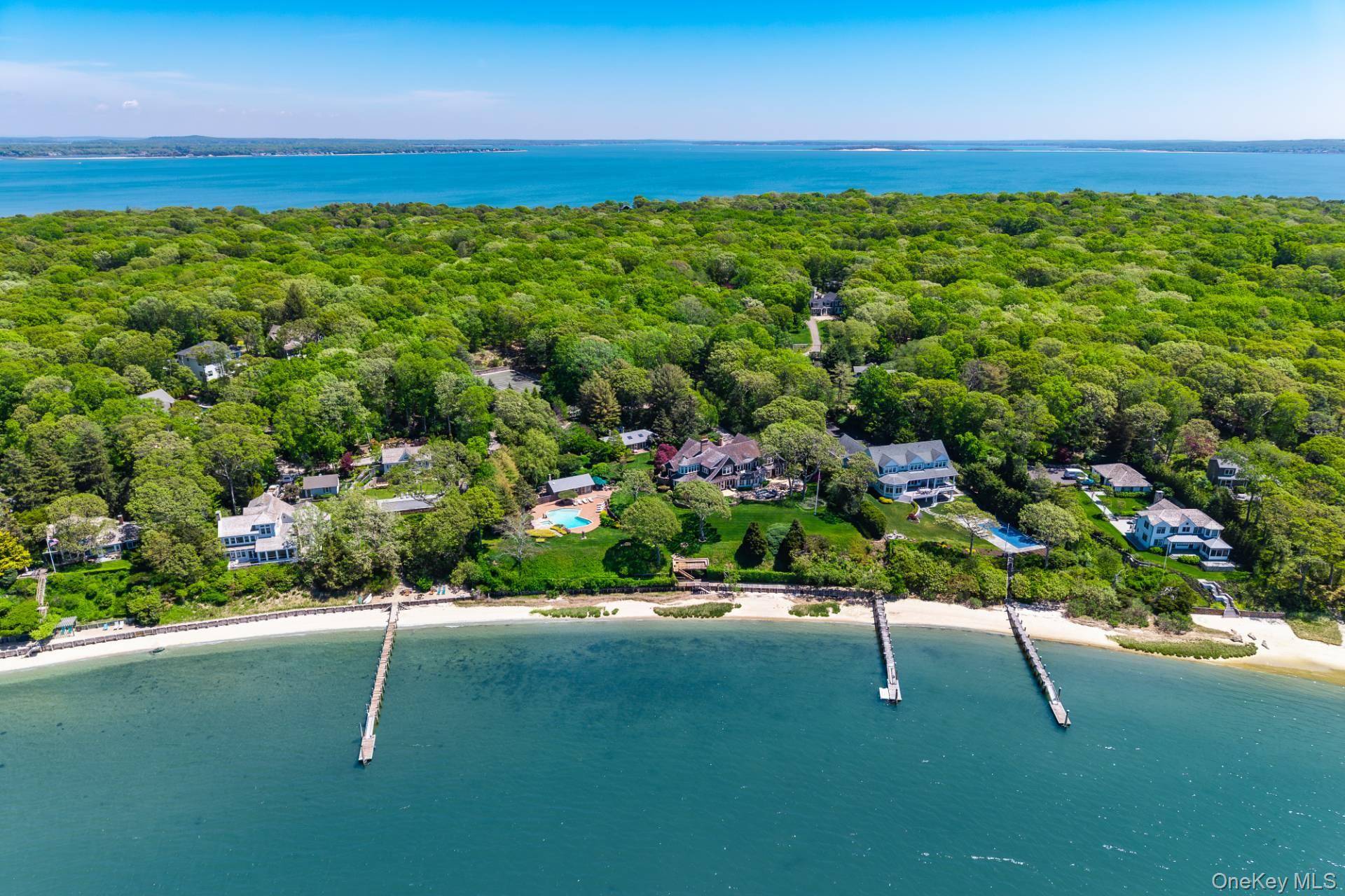 1350 W Cove RD, Cutchogue, NY 11935