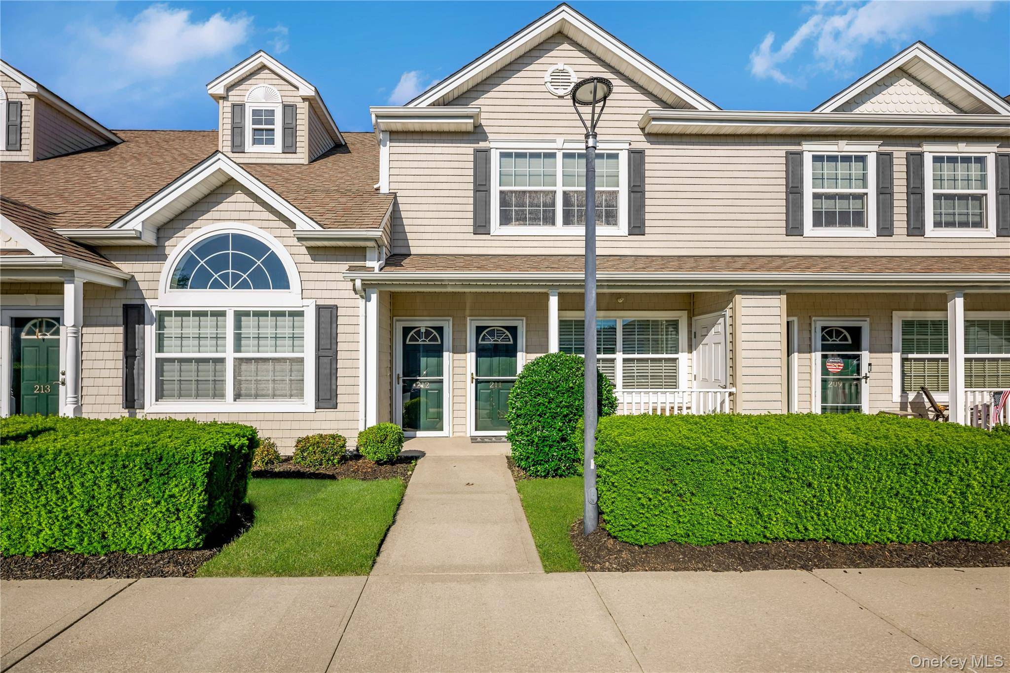 212 Willow LN, Valley Stream, NY 11580
