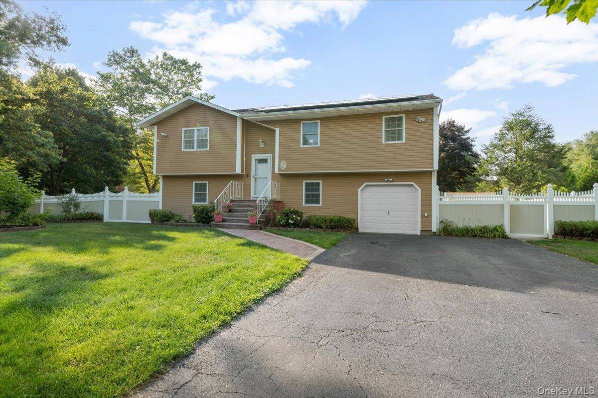 17 Nottingham DR, Wheatley Heights, NY 11798