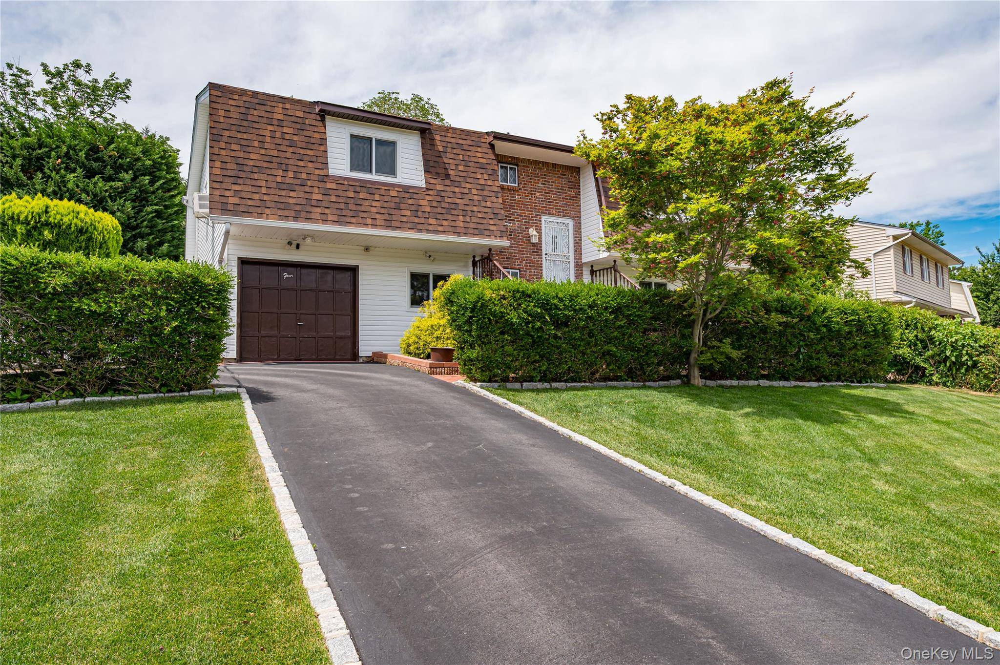 4 Bowman LN, Kings Park, NY 11754