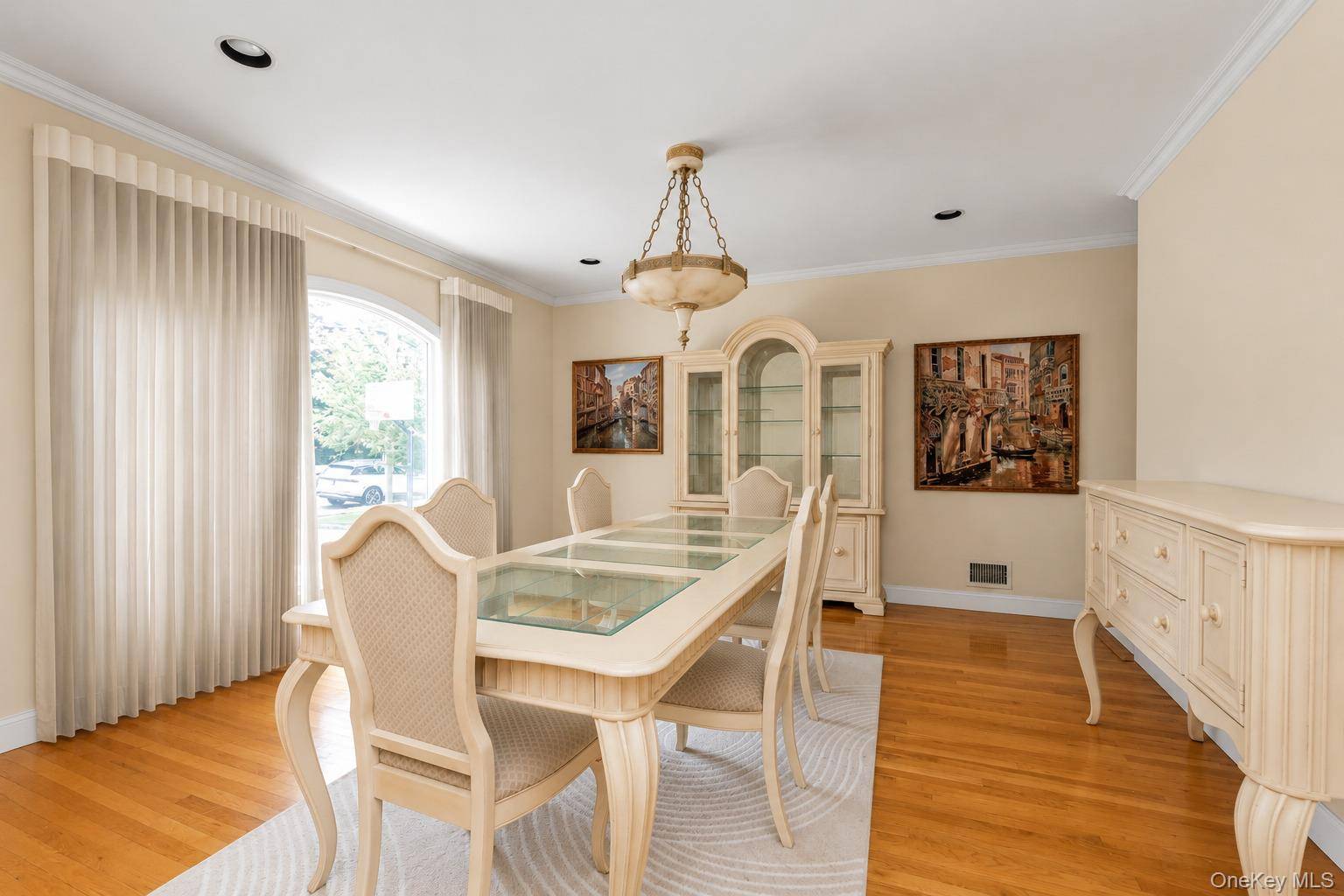 93 Oxford BLVD, Great Neck, NY 11023