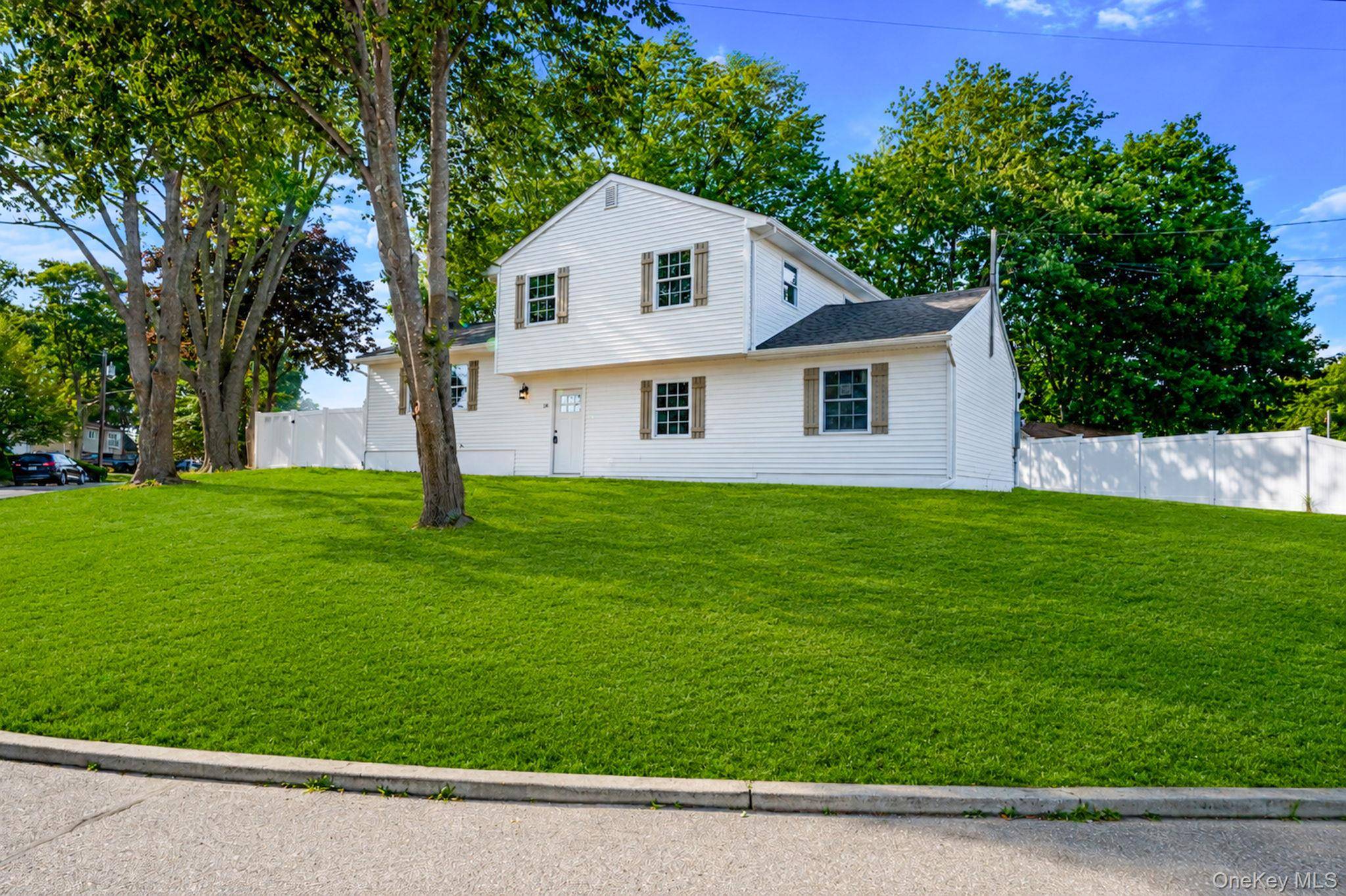 18 Joyce DR, Riverhead, NY 11901