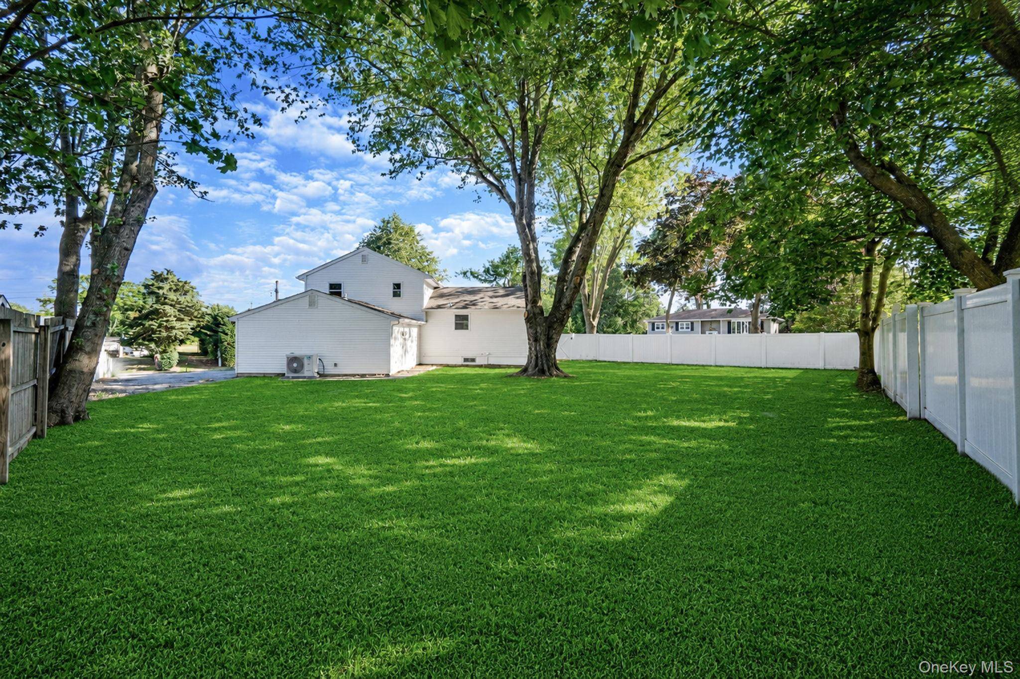 18 Joyce DR, Riverhead, NY 11901