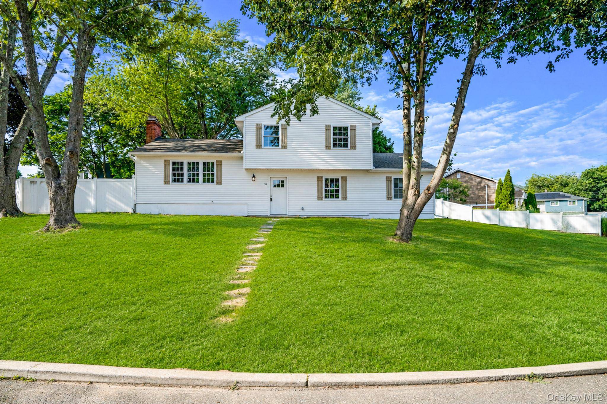 18 Joyce DR, Riverhead, NY 11901