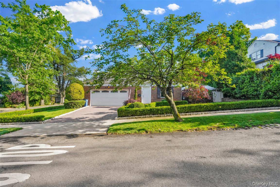 105 Park LN, Douglaston, NY 11363