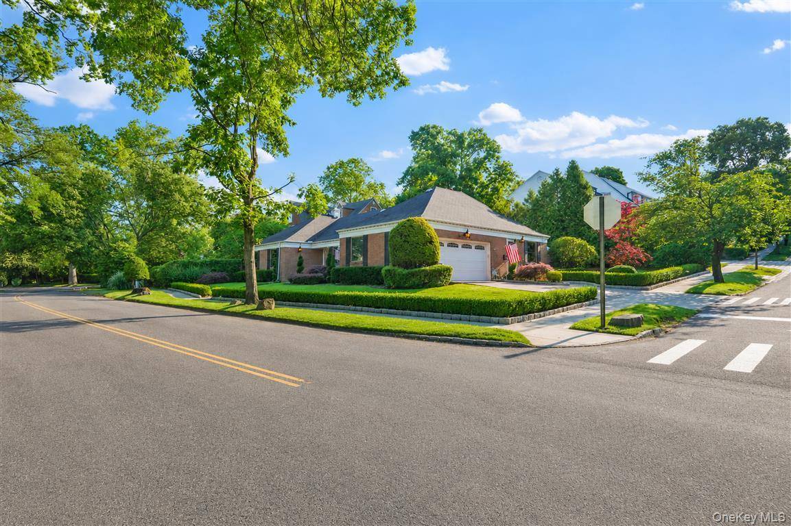 105 Park LN, Douglaston, NY 11363