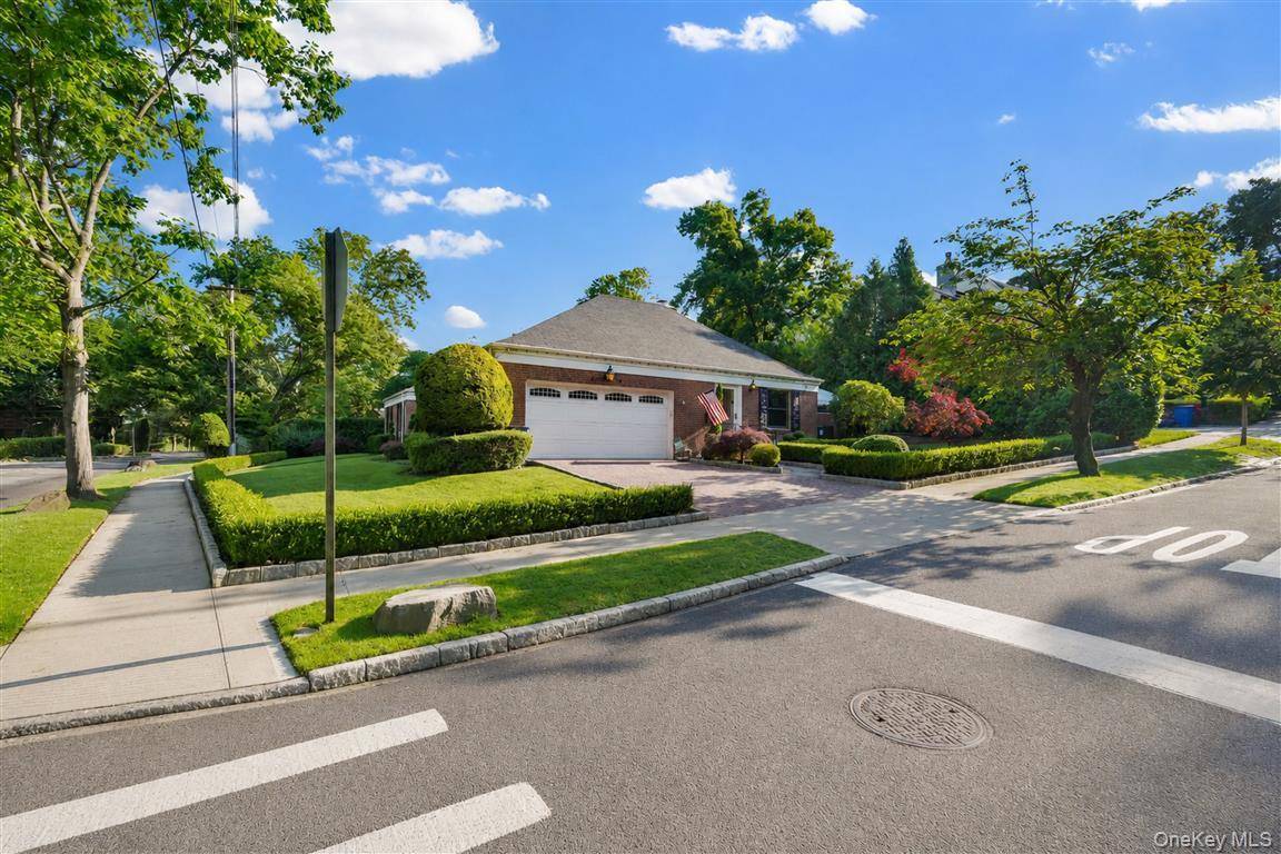 105 Park LN, Douglaston, NY 11363