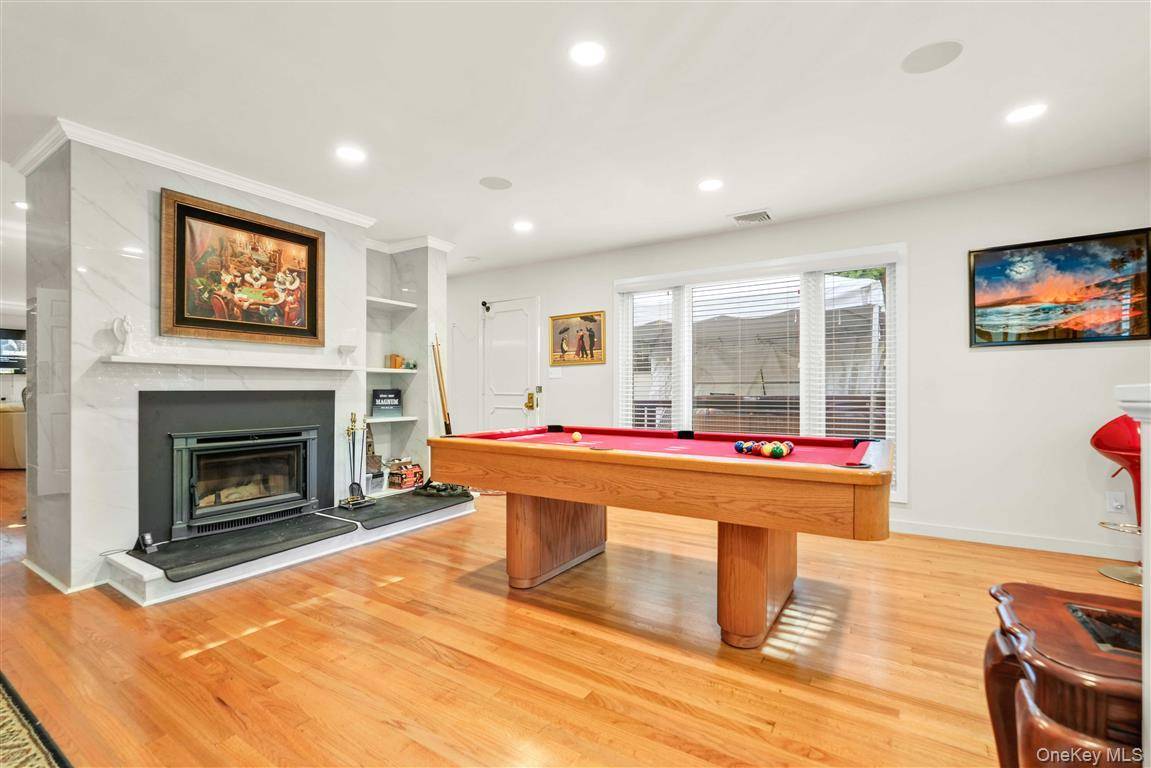 105 Park LN, Douglaston, NY 11363