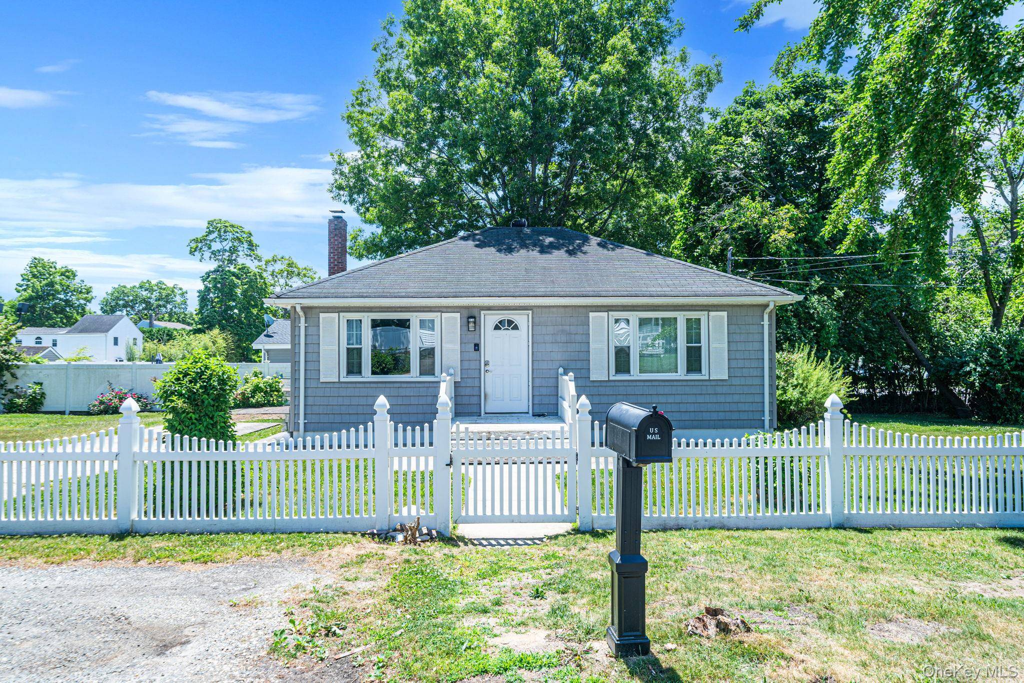 14 Pinelawn AVE, Farmingville, NY 11738