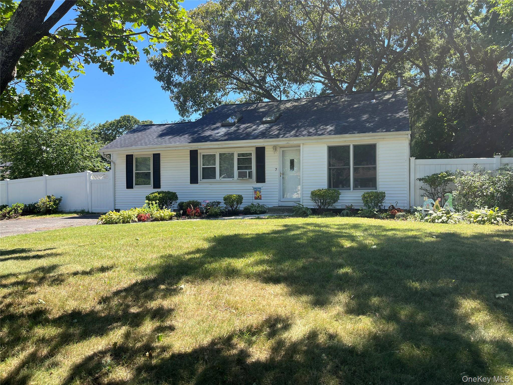 7 Squires AVE, Port Jefferson Station, NY 11776