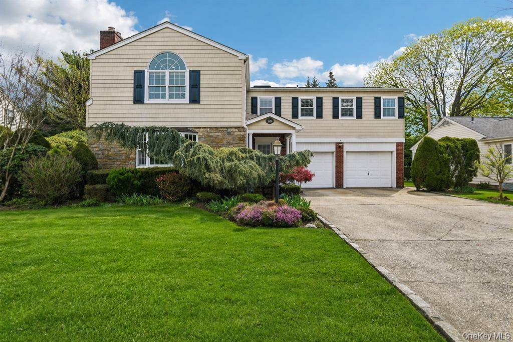 221 Kensington RD, Garden City, NY 11530