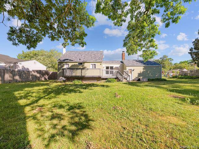 16 Brushwood DR, Shirley, NY 11967