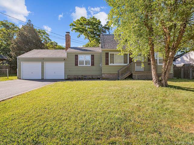 16 Brushwood DR, Shirley, NY 11967