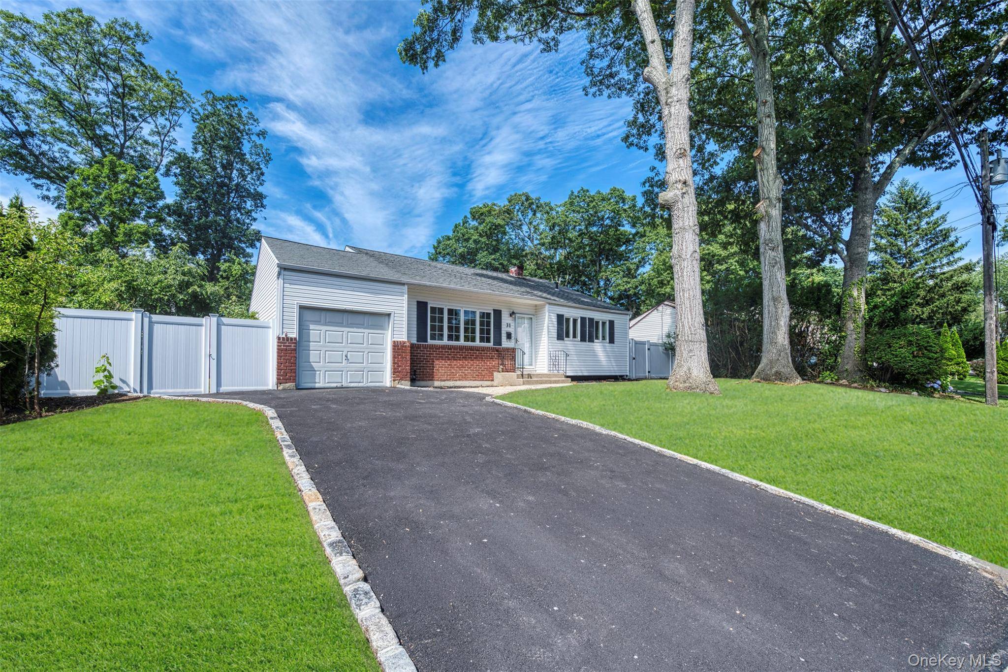 31 Foxwood DR, Huntington Station, NY 11746